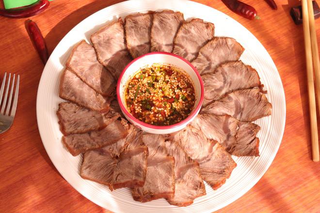 年夜飯必備鹵牛腱子！肉軟有嚼勁，上桌必光盤的做法-咸鮮味鹵菜譜