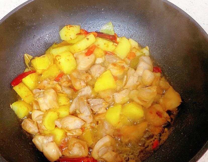 土豆燒雞腿肉的做法-香辣味燒菜譜