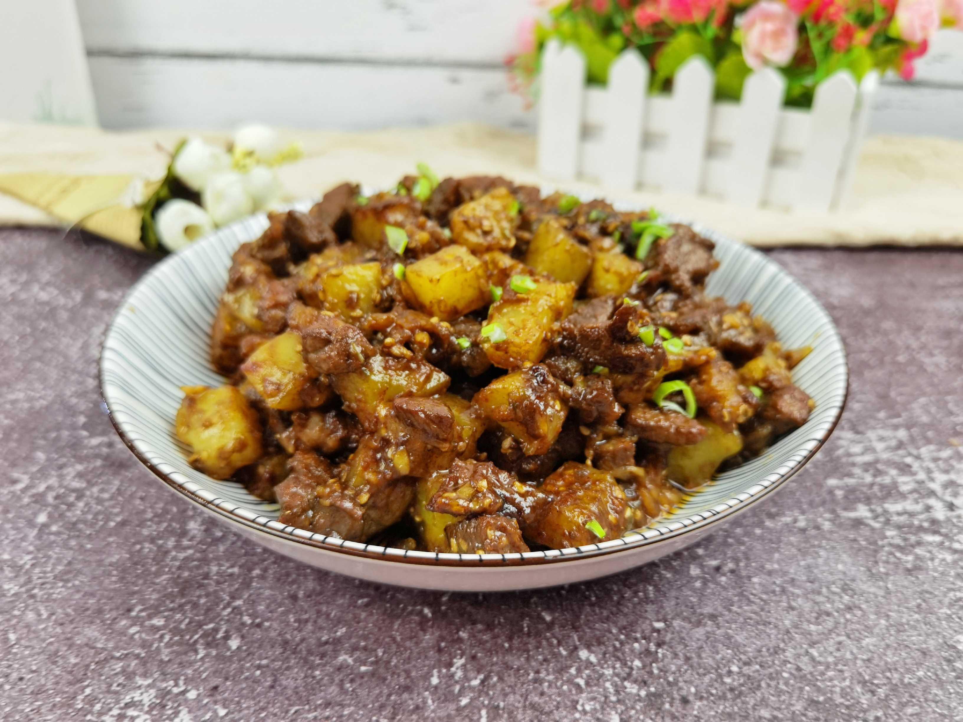 輕松年夜飯-孜然土豆牛肉,燒烤味解饞下酒又下飯的做法-其它口味炒菜譜-易網健康養生網 輕松年夜飯-孜然土豆牛肉,燒烤味解饞下酒又下飯的做法-其它口味炒菜譜