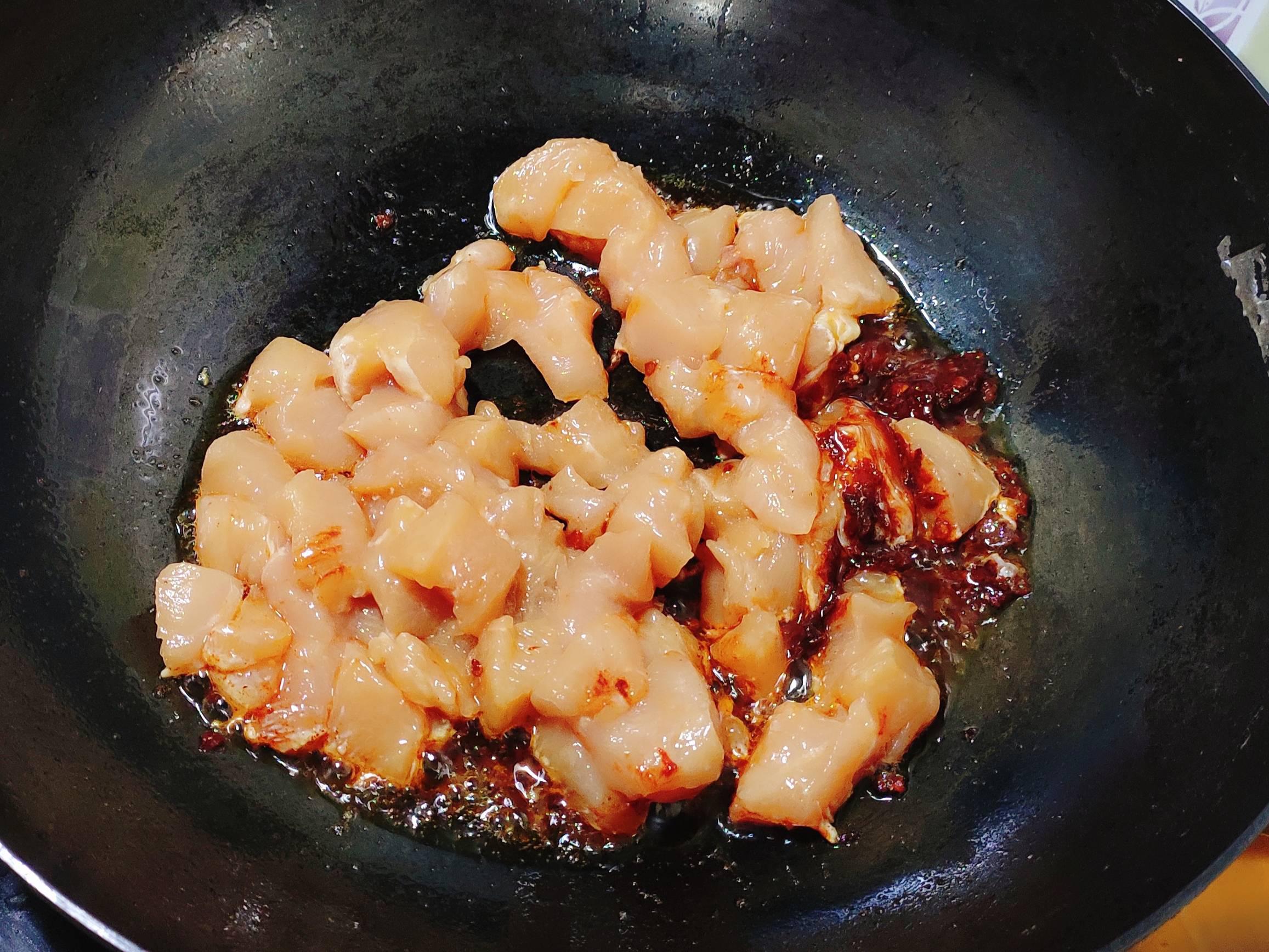 紅而不辣的宮保雞丁的做法-咸鮮味炒菜譜