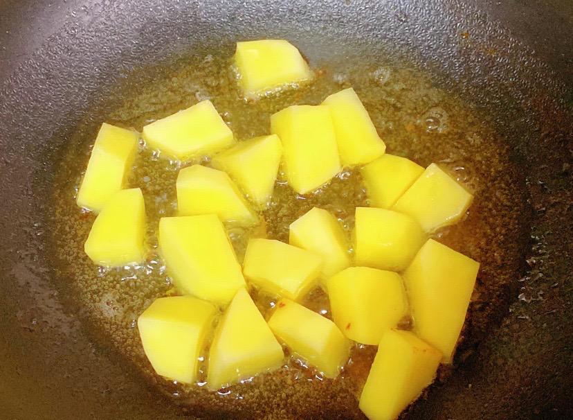 土豆燒雞腿肉的做法-香辣味燒菜譜