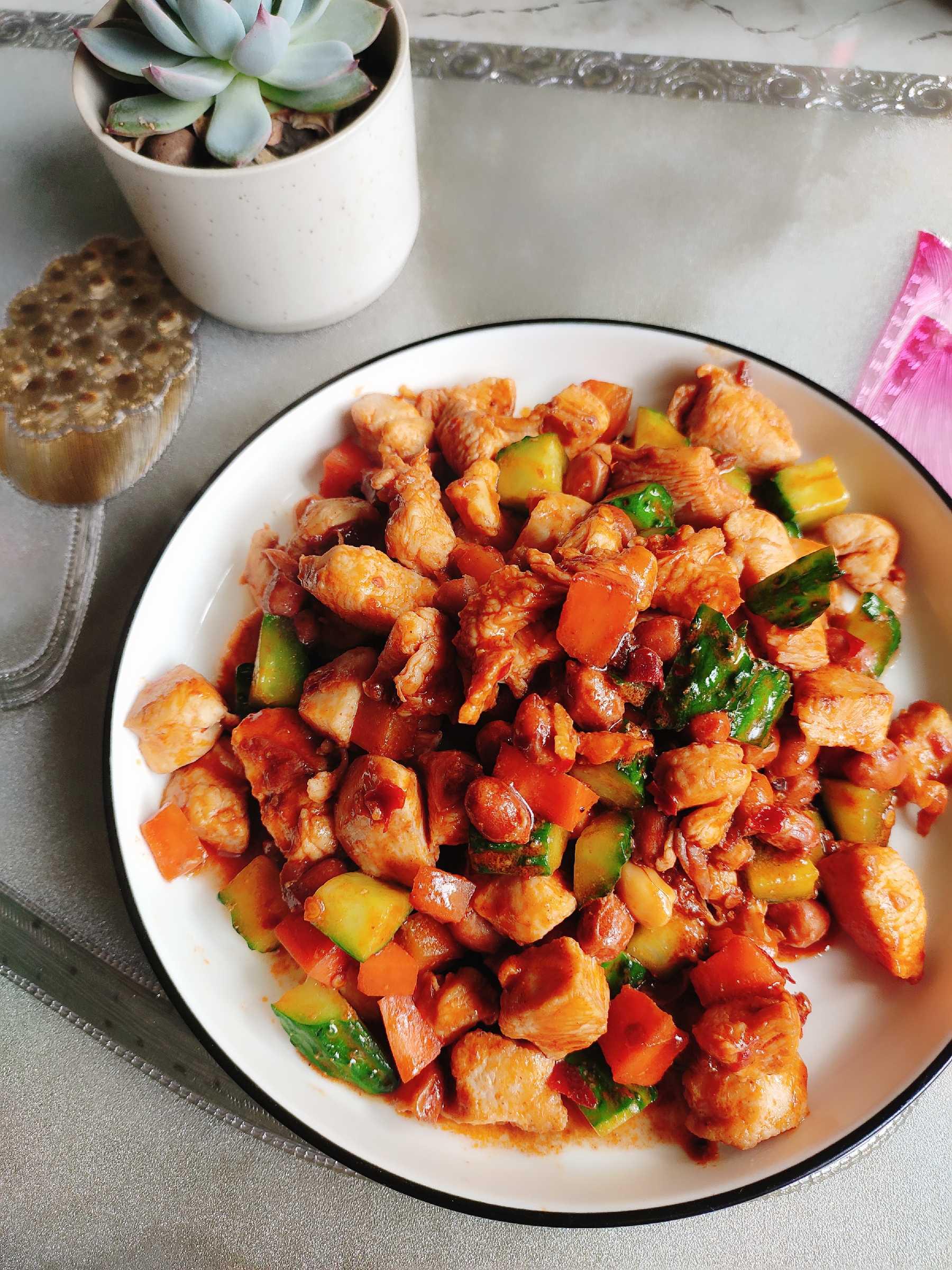 紅而不辣的宮保雞丁的做法-咸鮮味炒菜譜