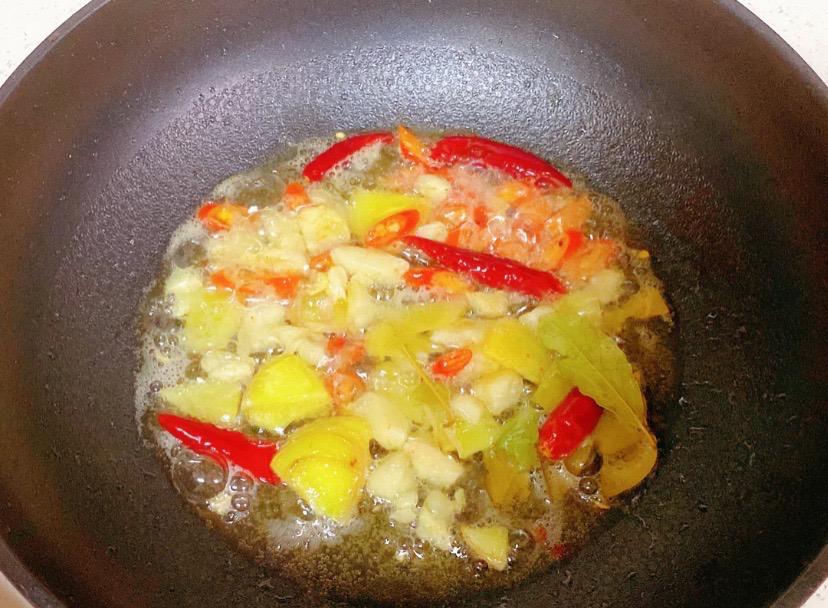 土豆燒雞腿肉的做法-香辣味燒菜譜