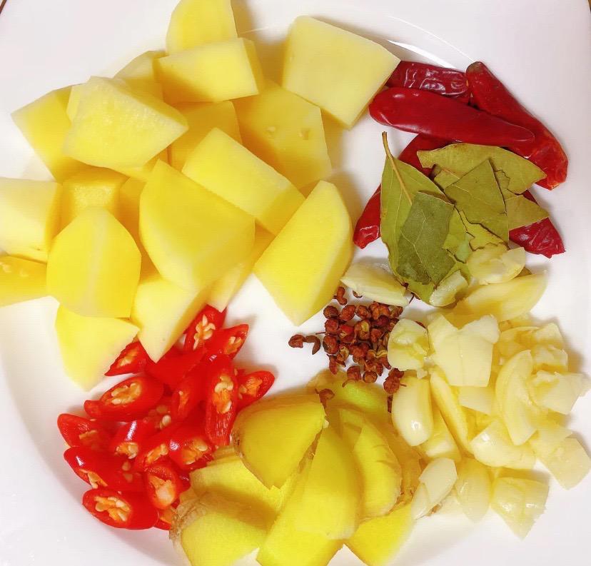 土豆燒雞腿肉的做法-香辣味燒菜譜