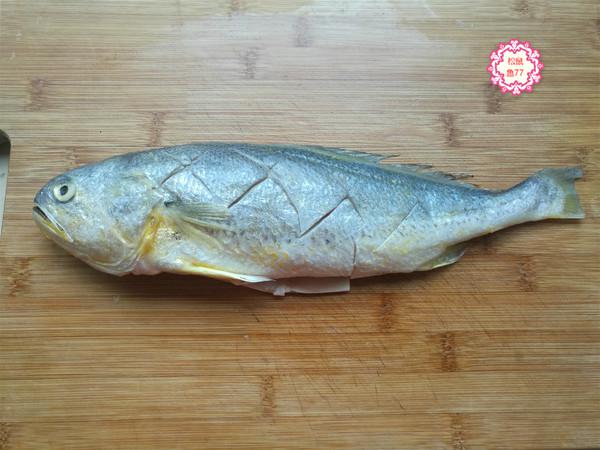 黃花魚這做法，不粘皮不粘鍋，香嫩入味好吃不怕胖的做法-蒜香味燉菜譜