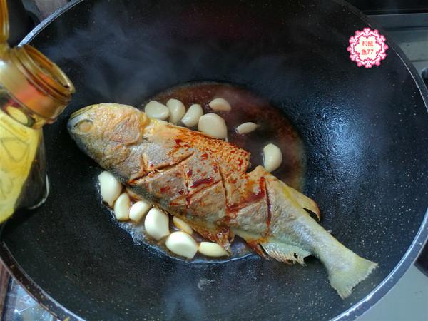 黃花魚這做法，不粘皮不粘鍋，香嫩入味好吃不怕胖的做法-蒜香味燉菜譜