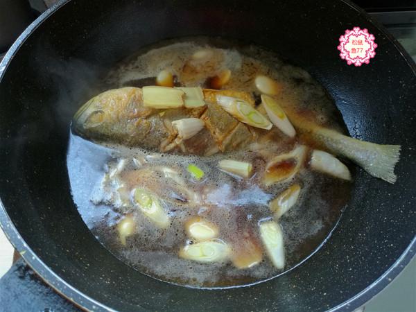 黃花魚這做法，不粘皮不粘鍋，香嫩入味好吃不怕胖的做法-蒜香味燉菜譜