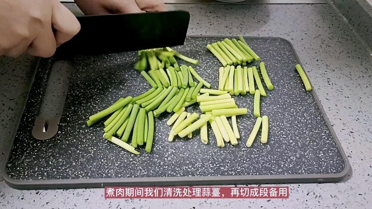 年夜飯必不可少的硬菜：蒜苔炒臘肉的做法-咸鮮味炒菜譜