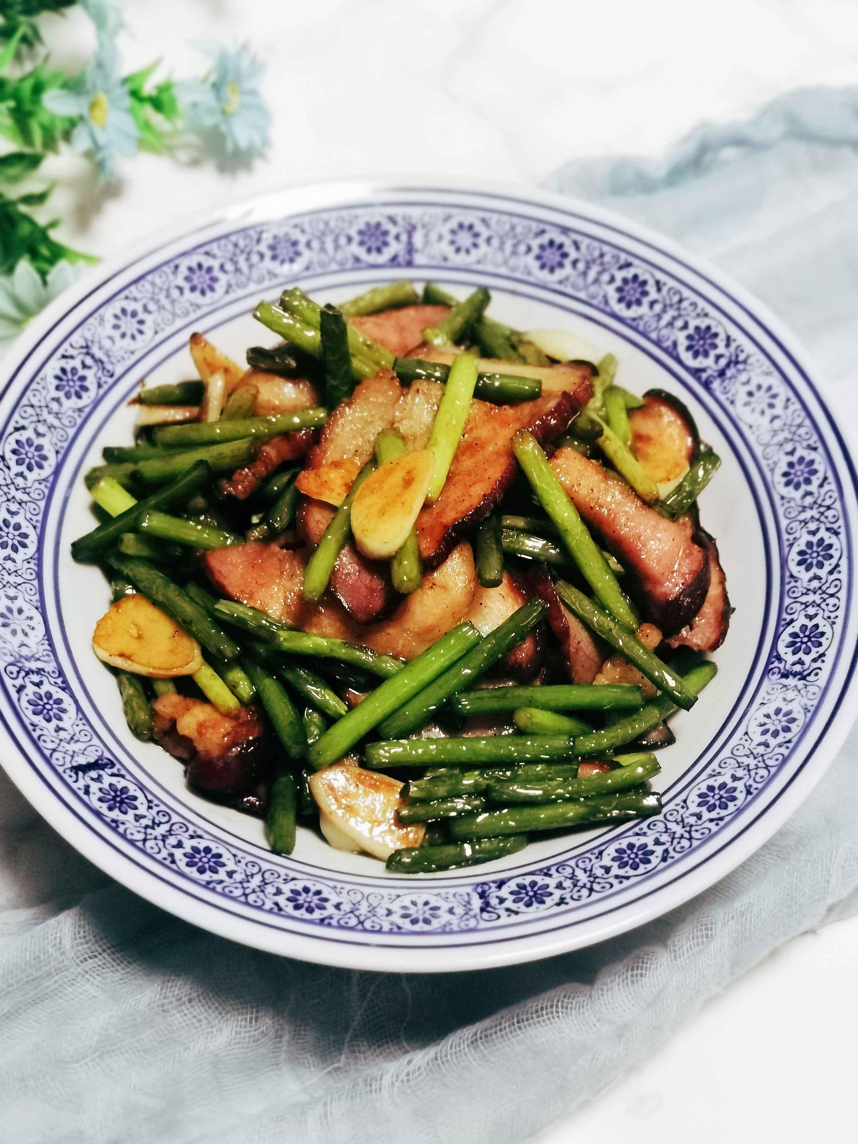 年夜飯必不可少的硬菜：蒜苔炒臘肉的做法-咸鮮味炒菜譜