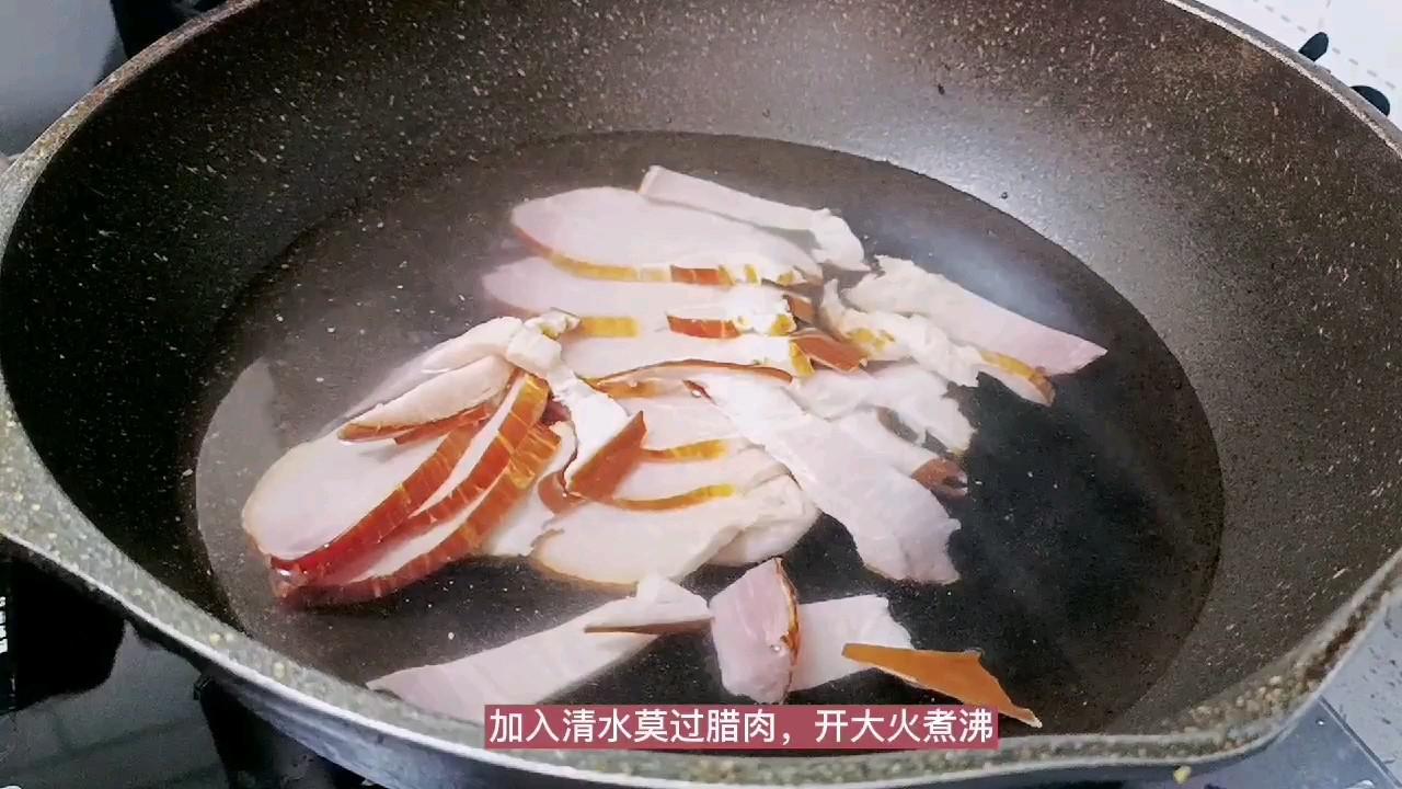 年夜飯必不可少的硬菜：蒜苔炒臘肉的做法-咸鮮味炒菜譜