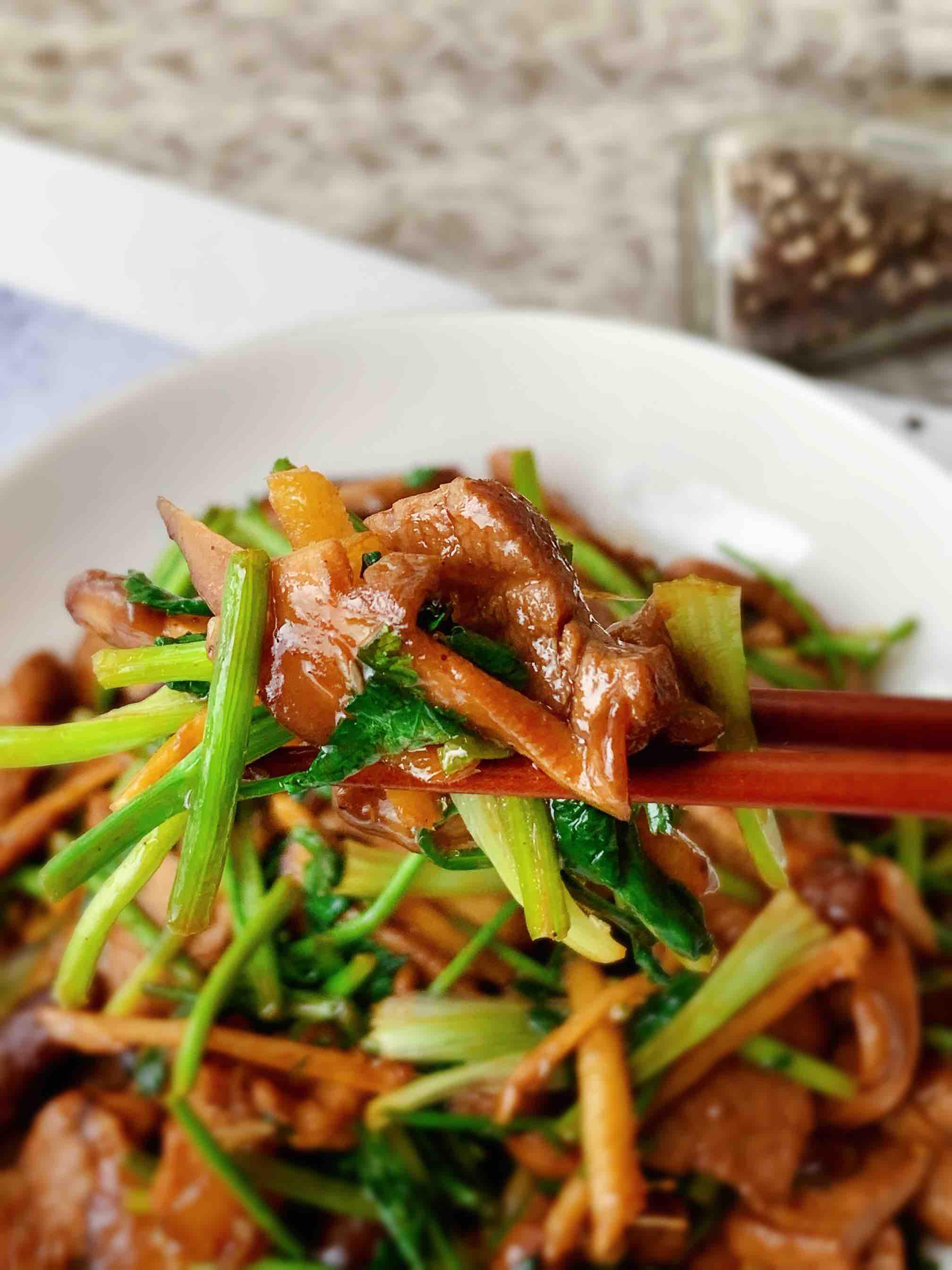 香菜炒肉的做法-家常味炒菜譜-易網健康養生網 香菜炒肉的做法-家常味炒菜譜