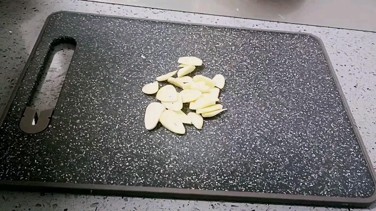 年夜飯必不可少的硬菜：蒜苔炒臘肉的做法-咸鮮味炒菜譜