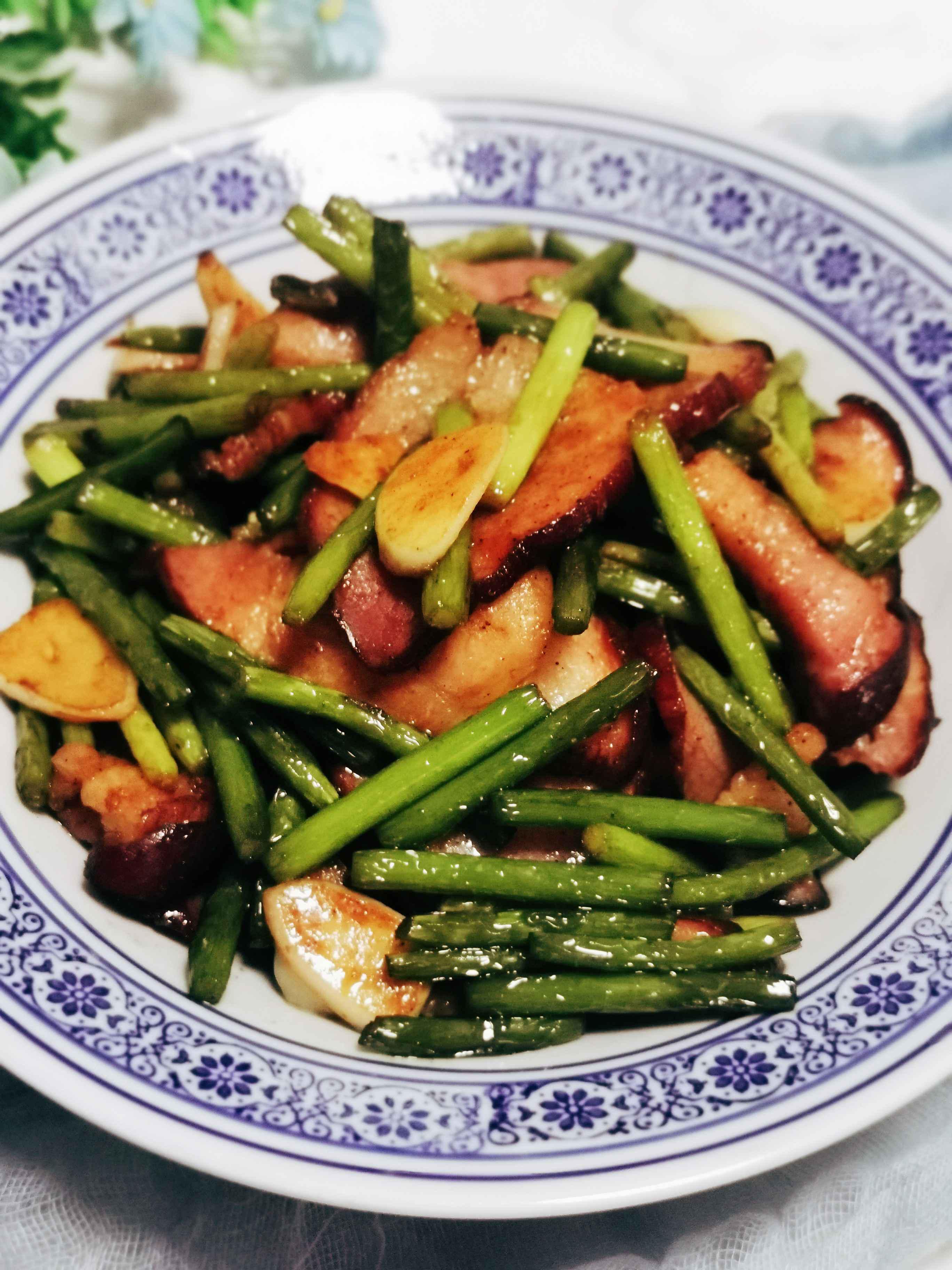 年夜飯必不可少的硬菜：蒜苔炒臘肉的做法-咸鮮味炒菜譜