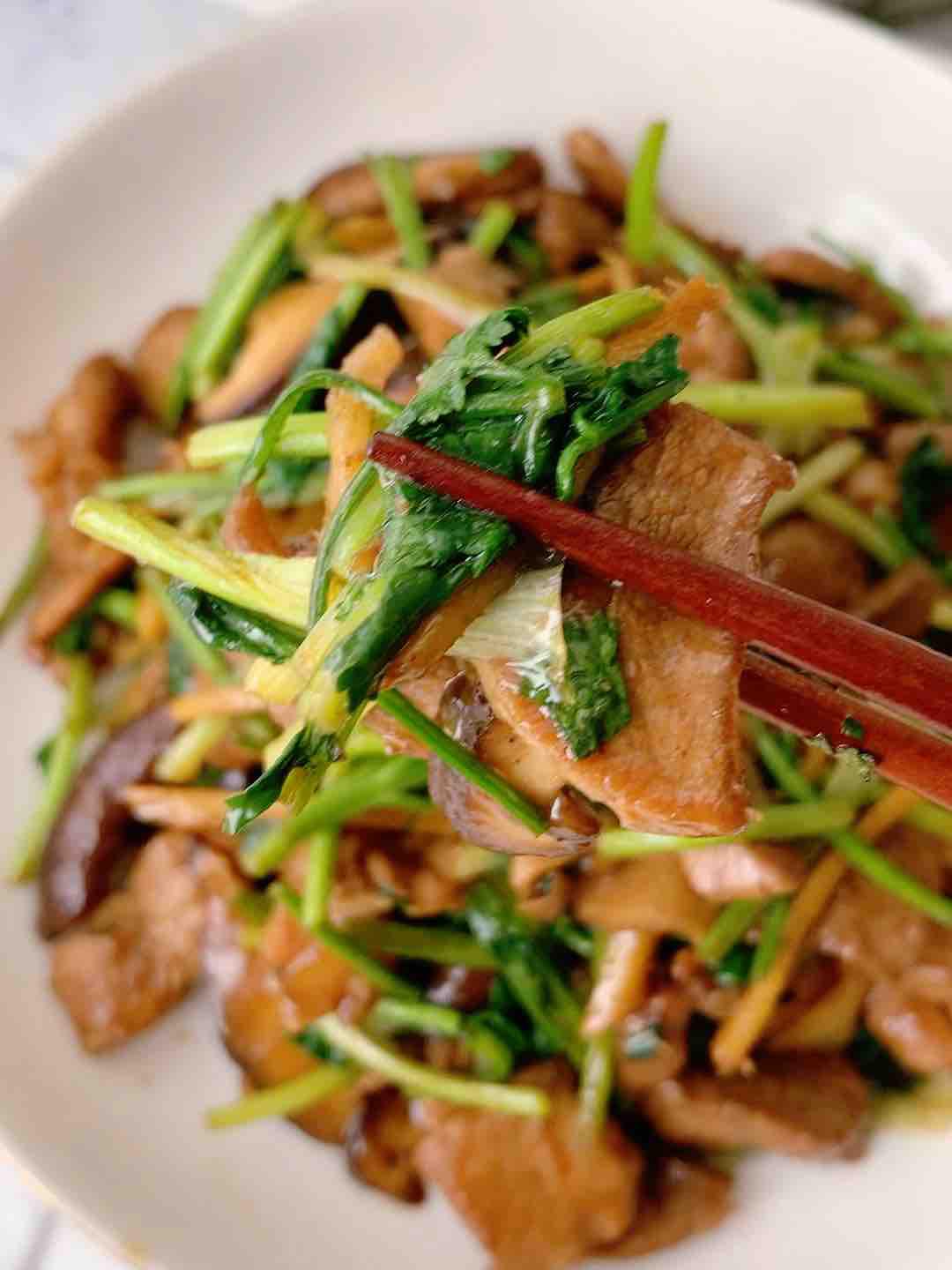 香菜炒肉的做法-家常味炒菜譜