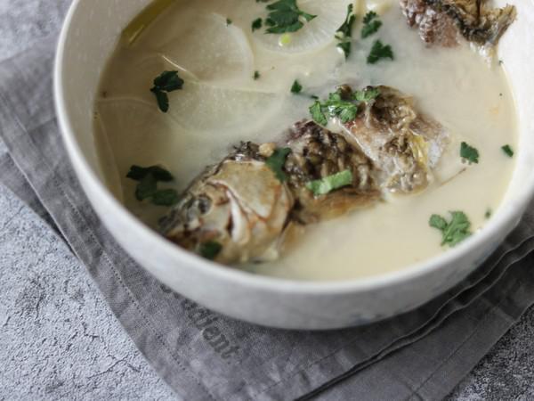 白蘿卜鯽魚湯的做法-咸鮮味燉菜譜-易網健康養生網 白蘿卜鯽魚湯的做法-咸鮮味燉菜譜