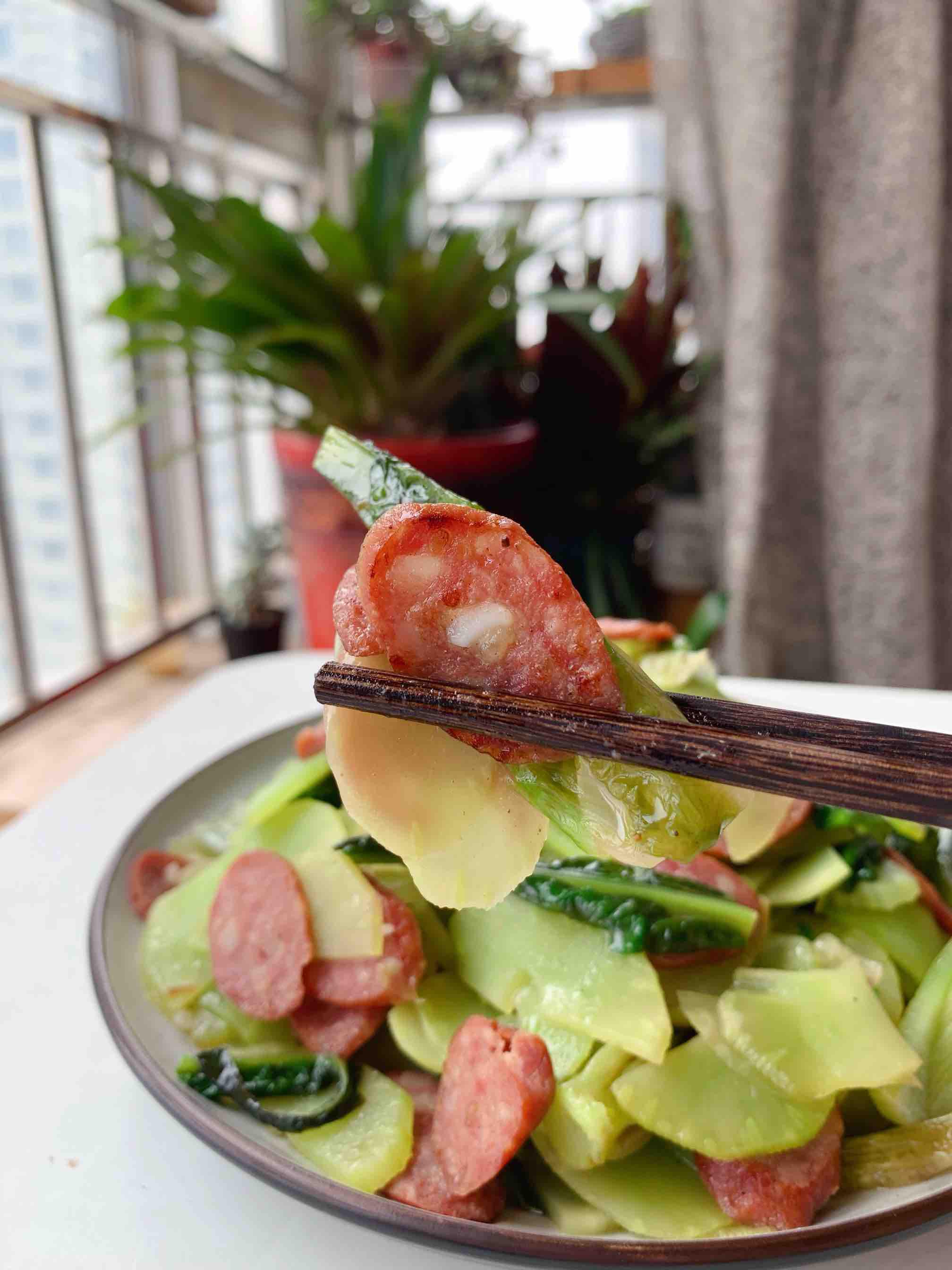 十分鐘就上桌的家常小菜。清脆爽口，萵苣炒香腸的做法-家常味炒菜譜