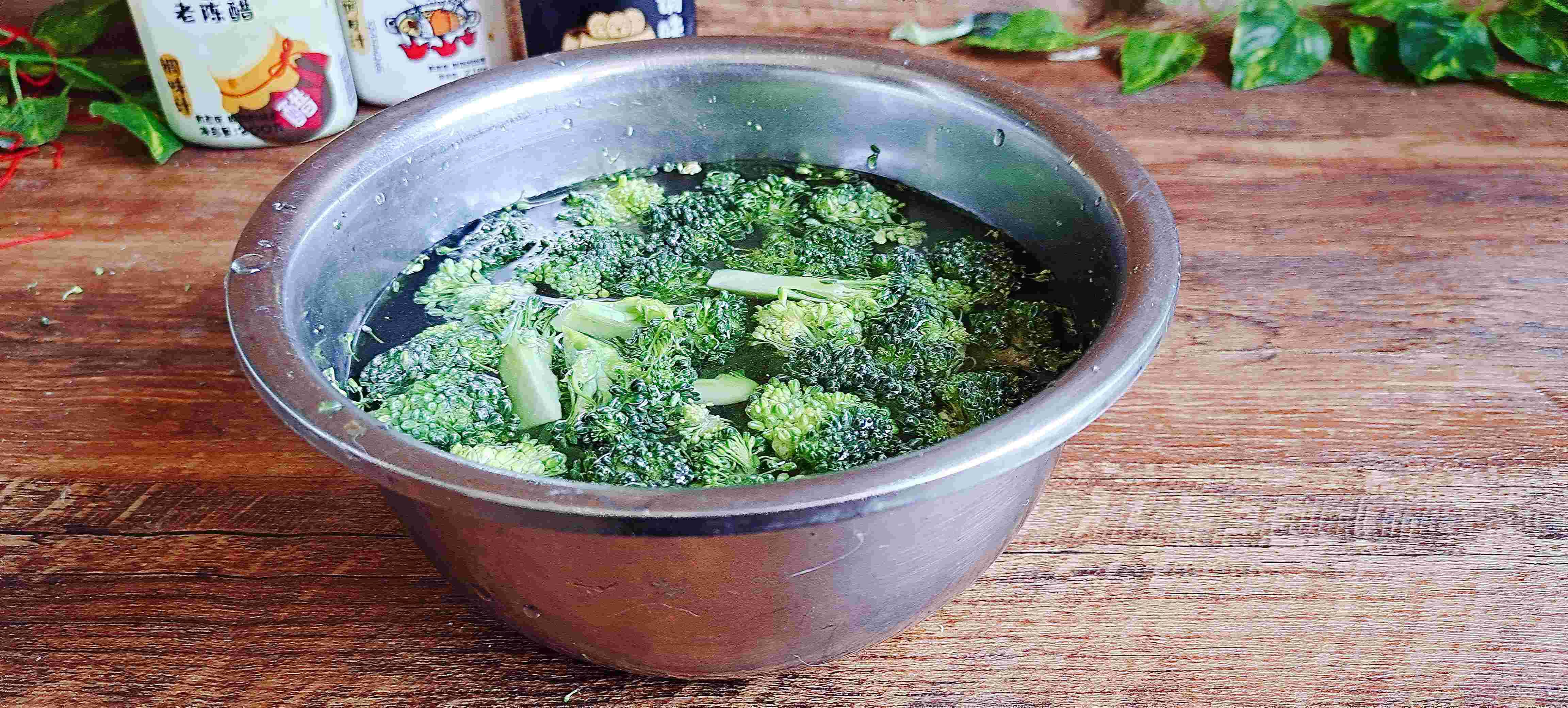 年夜餐桌一道爽口小拌菜…澆汁變蛋西藍花的做法-咸鮮味拌菜譜