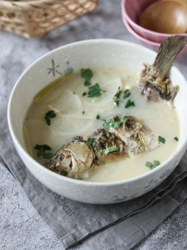 白蘿卜鯽魚湯的做法-咸鮮味燉菜譜-易網健康養生網 白蘿卜鯽魚湯的做法-咸鮮味燉菜譜