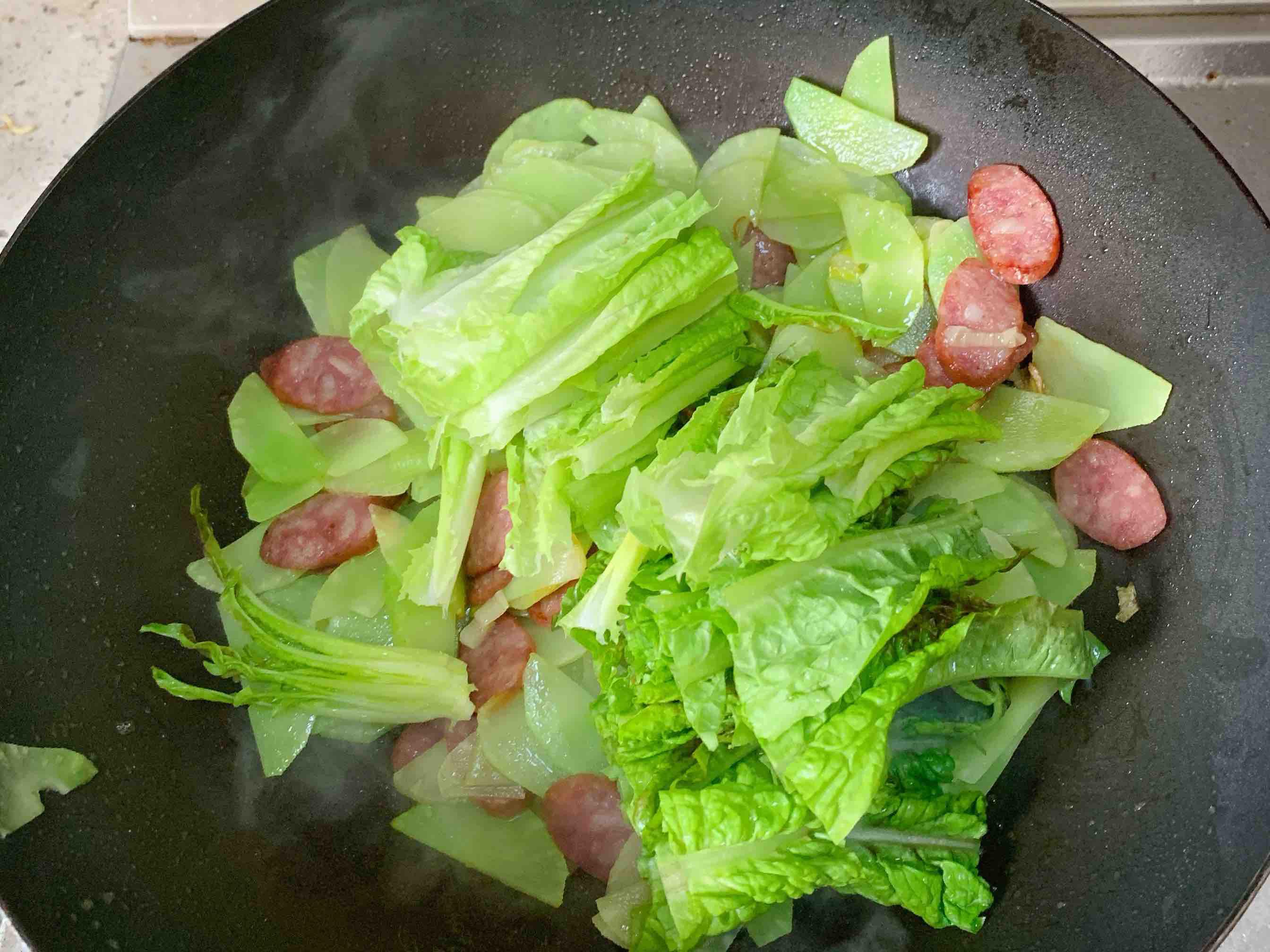 十分鐘就上桌的家常小菜。清脆爽口，萵苣炒香腸的做法-家常味炒菜譜