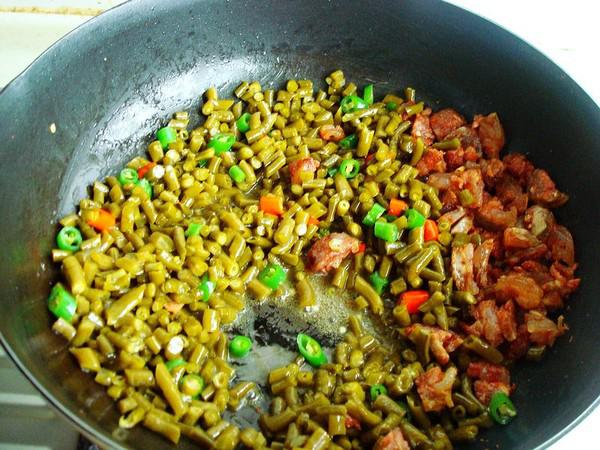 酸豆角炒臘腸的做法-酸辣味炒菜譜