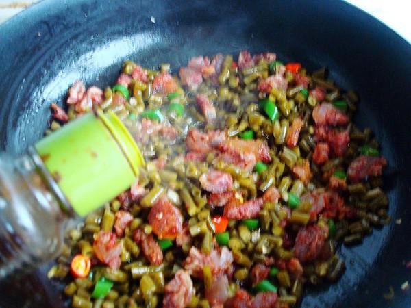 酸豆角炒臘腸的做法-酸辣味炒菜譜