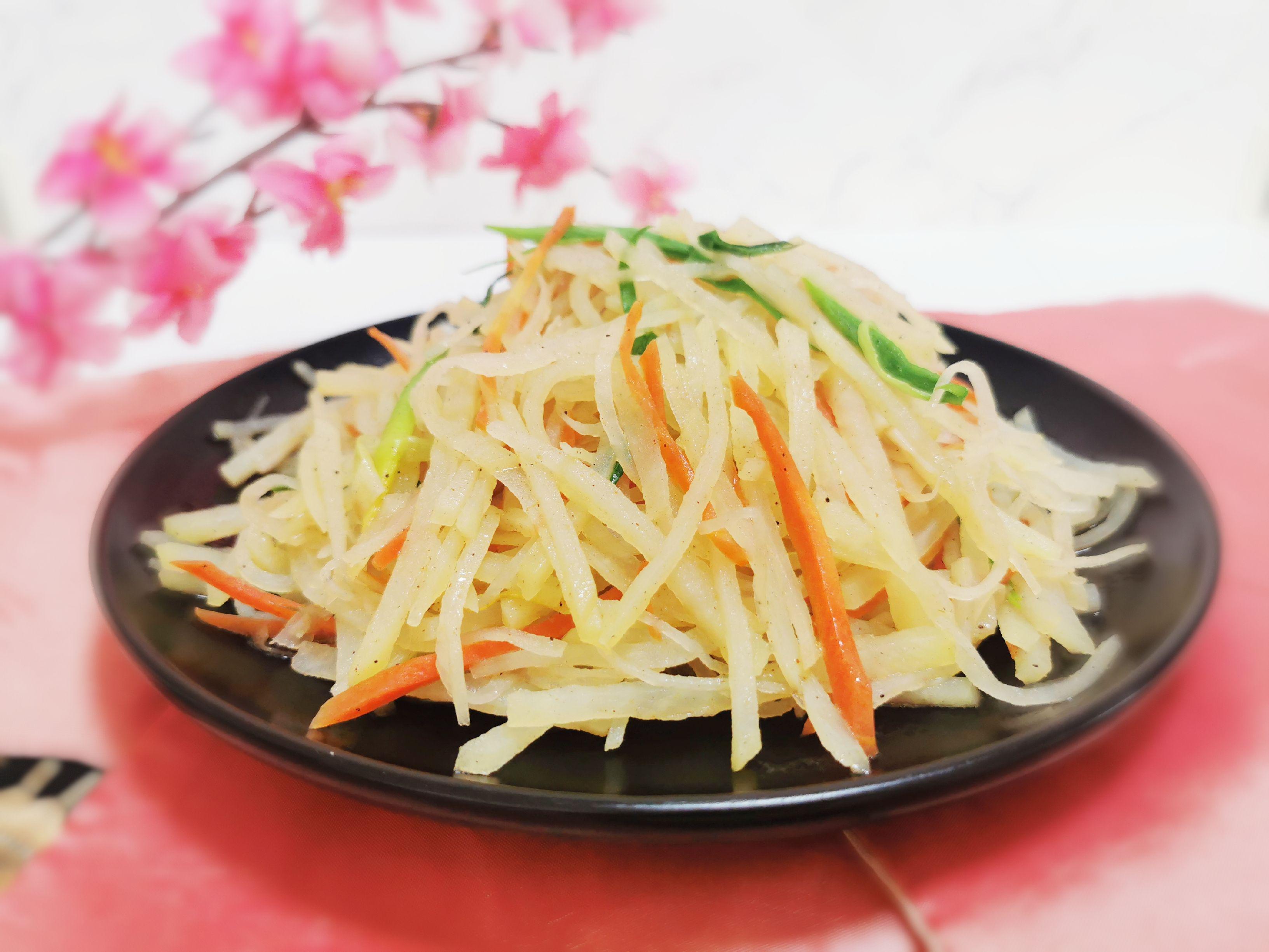 誰說炒土豆絲一定要放醋，我們今天炒個五香土豆絲的做法-五香味炒菜譜