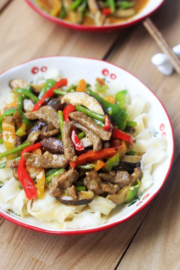 香菇羊肉拌皮帶面的做法-家常味炒菜譜-易網健康養生網 香菇羊肉拌皮帶面的做法-家常味炒菜譜