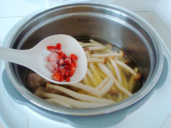 蟹味菇燉雞的做法-家常味燉菜譜