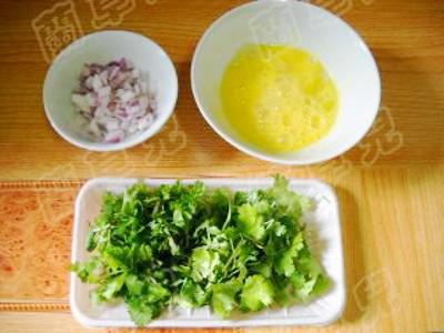 芫荽炒雞蛋的做法-家常味炒菜譜