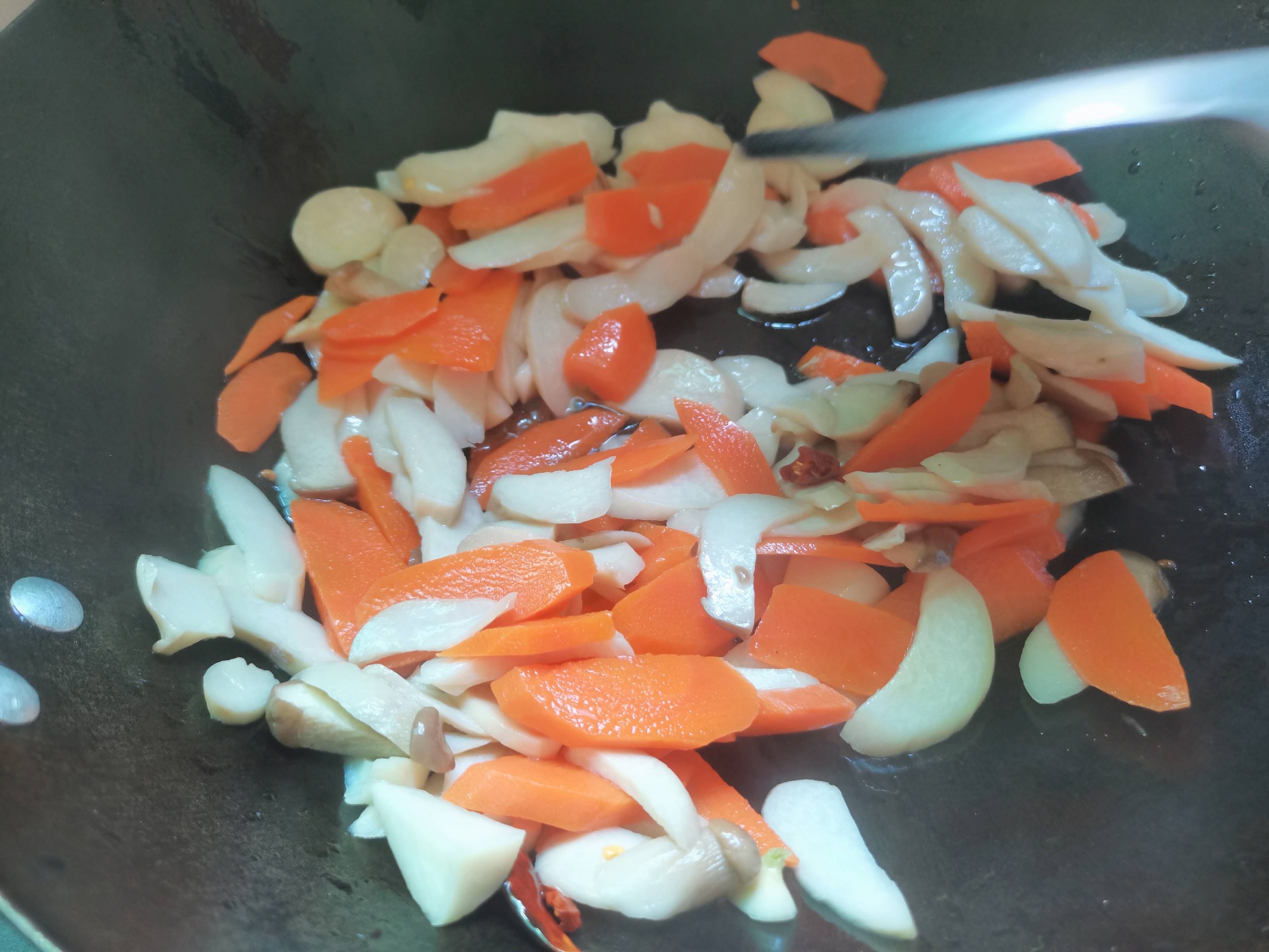 胡蘿卜炒杏鮑菇的做法-家常味炒菜譜-易網(wǎng)健康養(yǎng)生網(wǎng) 胡蘿卜炒杏鮑菇的做法-家常味炒菜譜