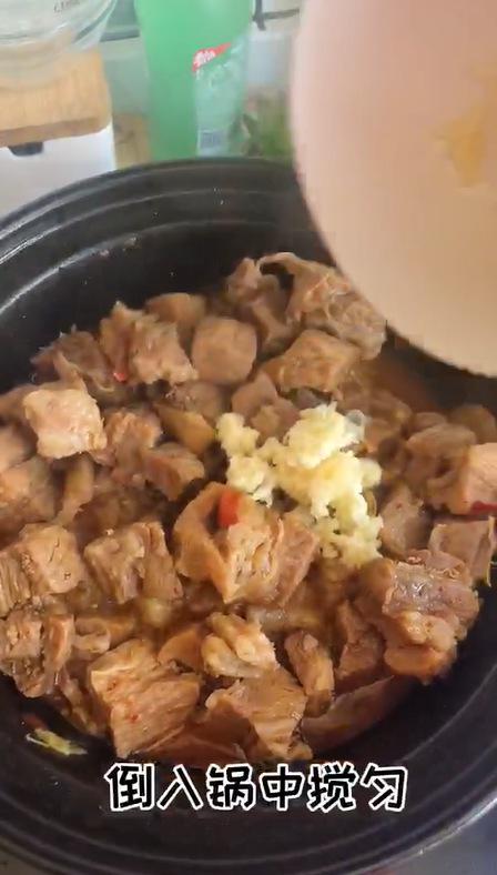 秘制蒜蓉牛腩的做法-蒜香味燉菜譜