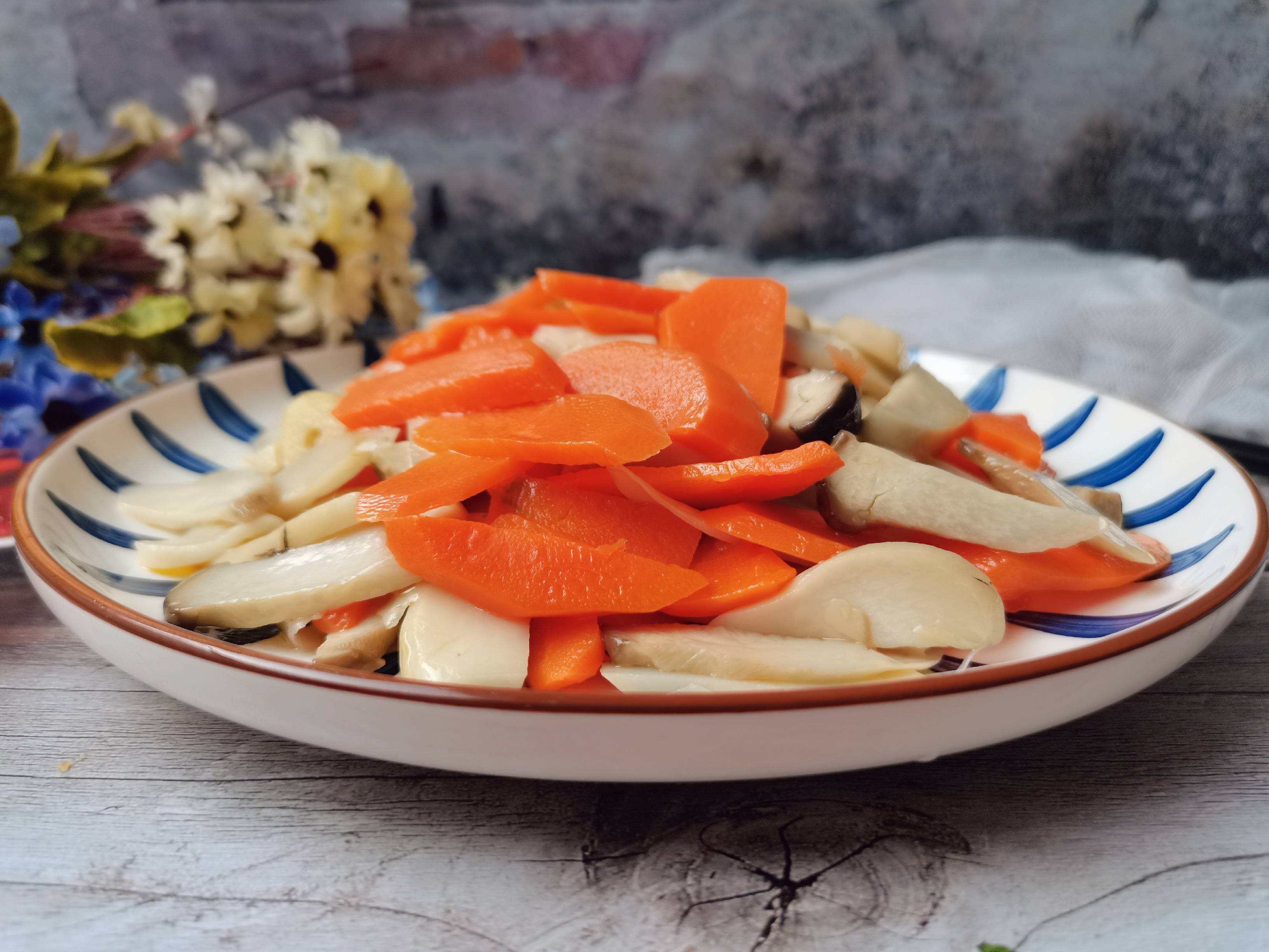 胡蘿卜炒杏鮑菇的做法-家常味炒菜譜-易網(wǎng)健康養(yǎng)生網(wǎng) 胡蘿卜炒杏鮑菇的做法-家常味炒菜譜