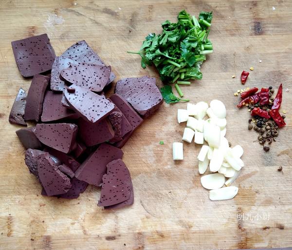 家常炒羊血的做法-家常味炒菜譜-易網(wǎng)<a href=http://m.henggaotouzi.com/ target=_blank class=infotextkey>健康養(yǎng)生</a>網(wǎng) 家常炒羊血的做法-家常味炒菜譜