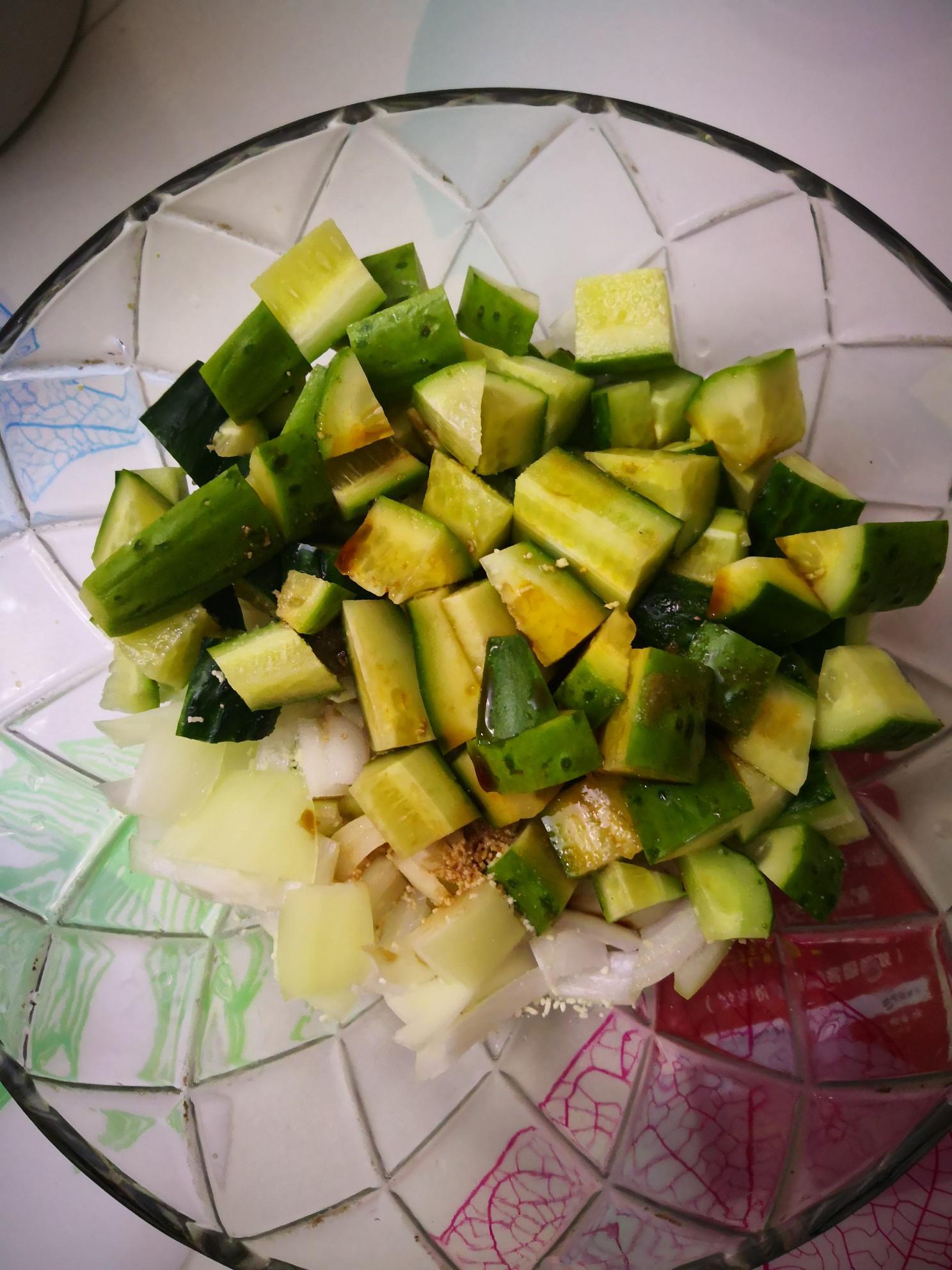 圓蔥拌黃瓜枸杞的做法-家常味拌菜譜