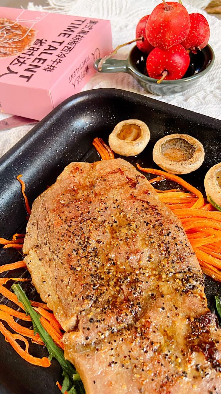 宅家也可以有大餐～～假期牛排的做法-黑椒味煎菜譜