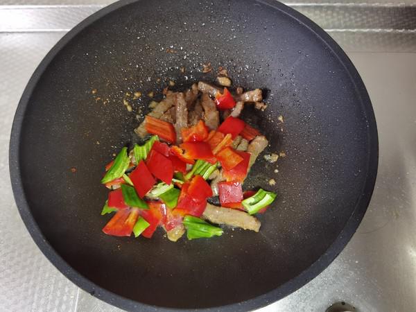 紅紅火火青紅椒小炒牛肉的做法-咸鮮味炒菜譜