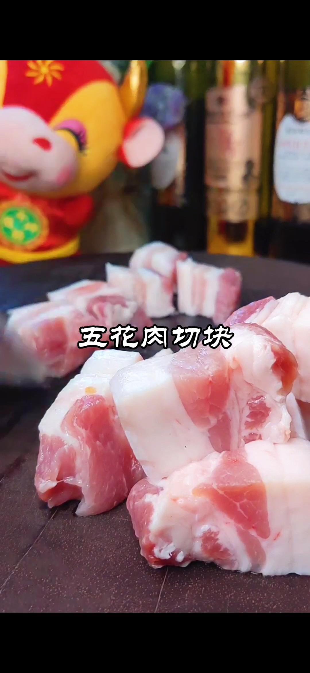 過年做啥菜~紅海參燜紅燒肉的做法-五香味燉菜譜