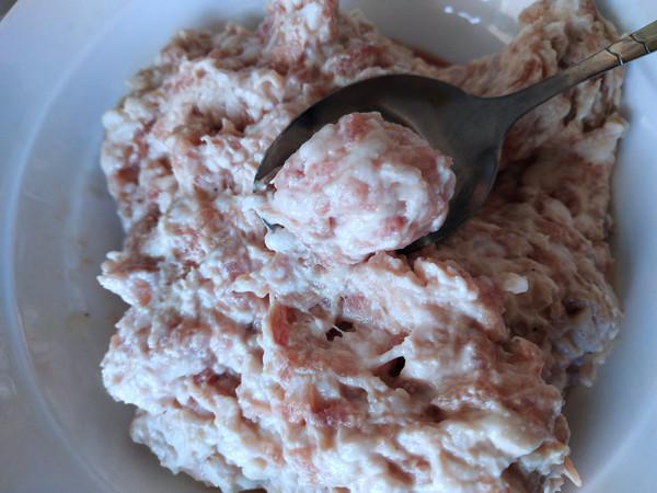 干炸丸子的做法-家常味炸菜譜