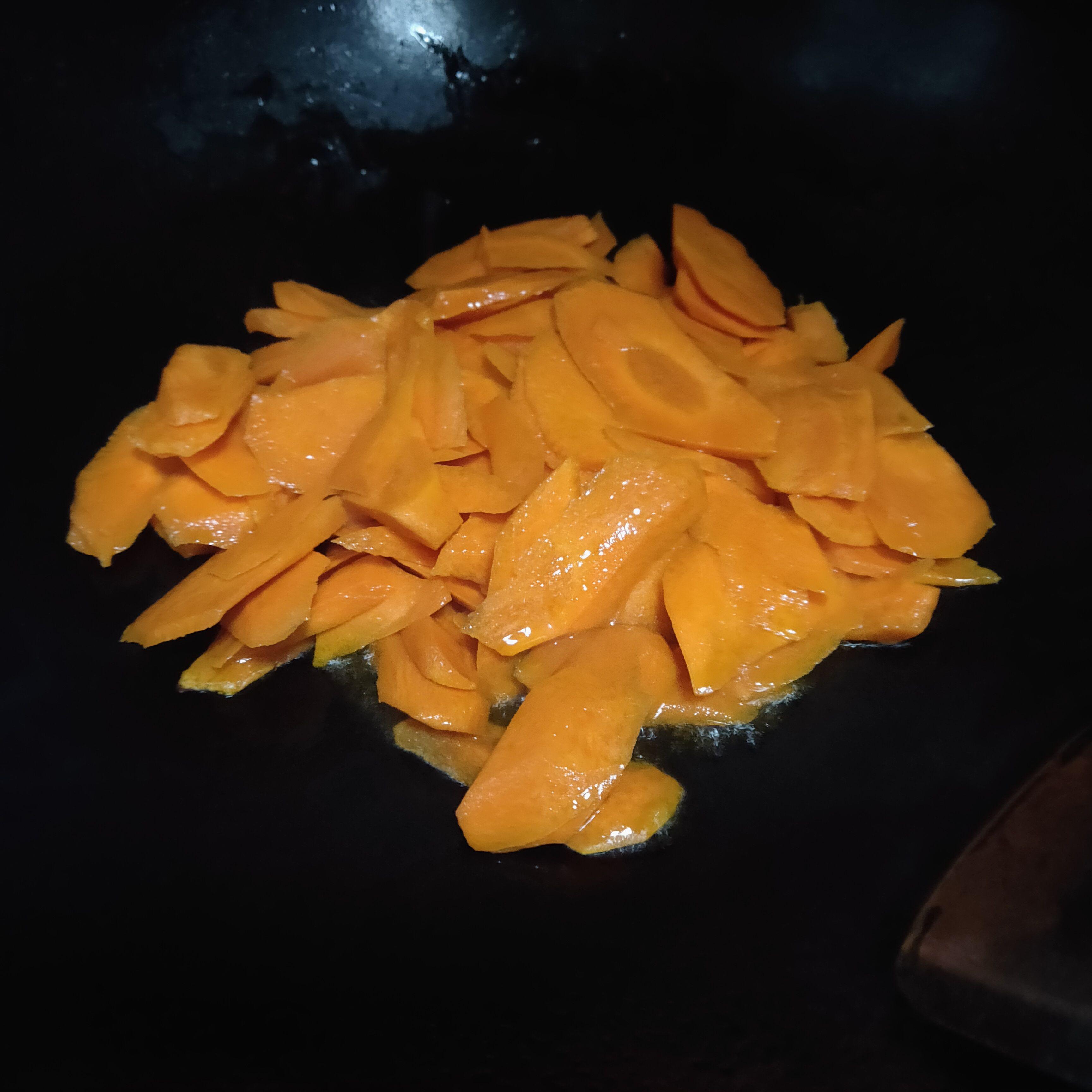 胡蘿卜炒蝦仁的做法-咸鮮味炒菜譜