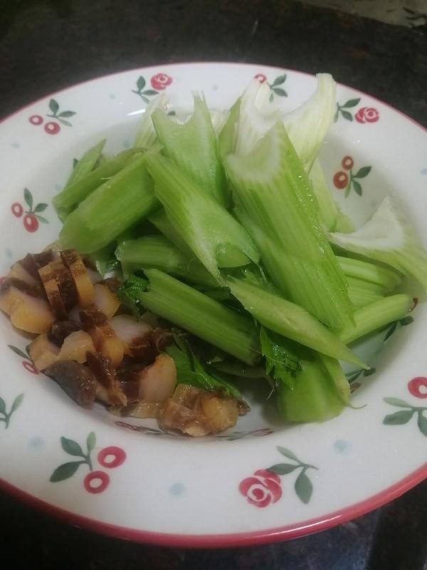 簡(jiǎn)簡(jiǎn)單單也不失美味~~臘肉炒西芹的做法-家常味炒菜譜