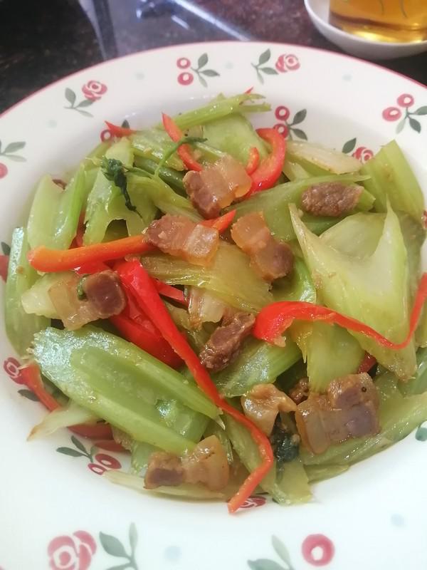 簡(jiǎn)簡(jiǎn)單單也不失美味~~臘肉炒西芹的做法-家常味炒菜譜