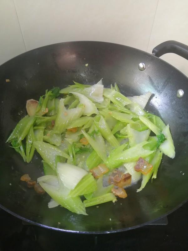 簡(jiǎn)簡(jiǎn)單單也不失美味~~臘肉炒西芹的做法-家常味炒菜譜