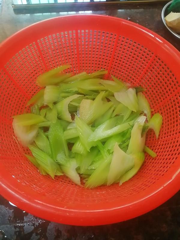 簡(jiǎn)簡(jiǎn)單單也不失美味~~臘肉炒西芹的做法-家常味炒菜譜