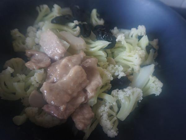 花菜木耳炒肉片的做法-家常味炒菜譜