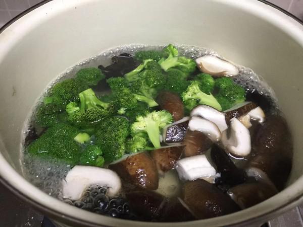 香菇西藍(lán)花炒蝦仁的做法-家常味炒菜譜