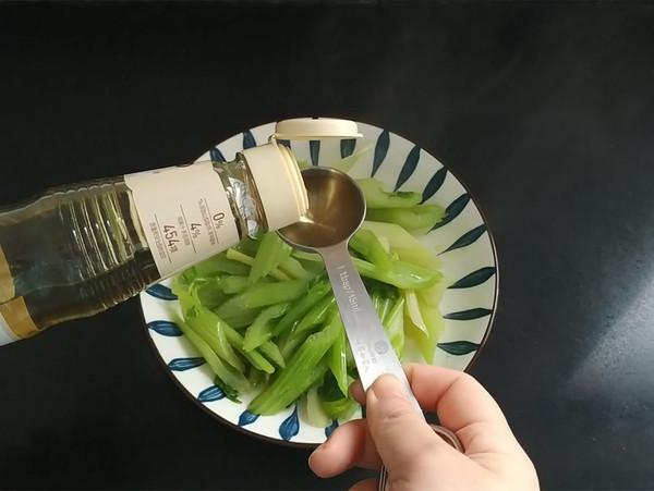 高纖又補腦的涼拌輕食——西芹拌桃仁的做法-酸甜味拌菜譜