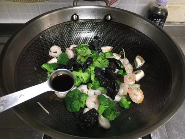 香菇西藍(lán)花炒蝦仁的做法-家常味炒菜譜