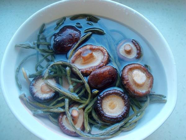 干豇豆香菇燒土雞的做法-香辣味燒菜譜