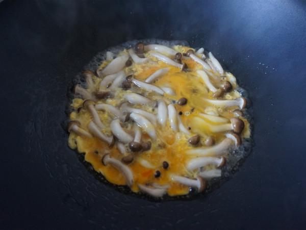 蟹味菇炒雞蛋的做法-家常味炒菜譜