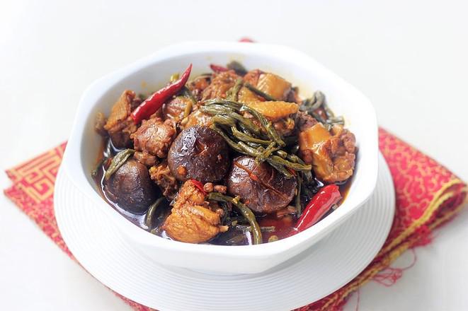 干豇豆香菇燒土雞的做法-香辣味燒菜譜